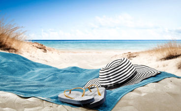 et par sandaler på en strand