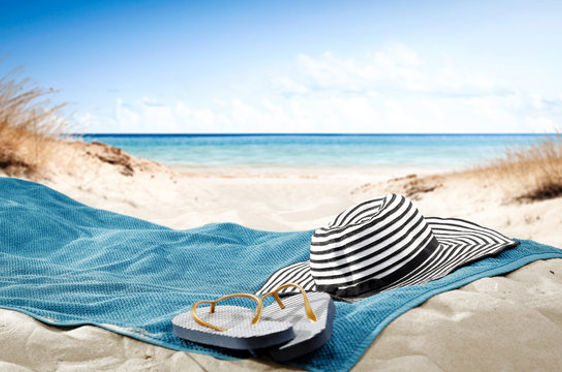 et par sandaler på en strand