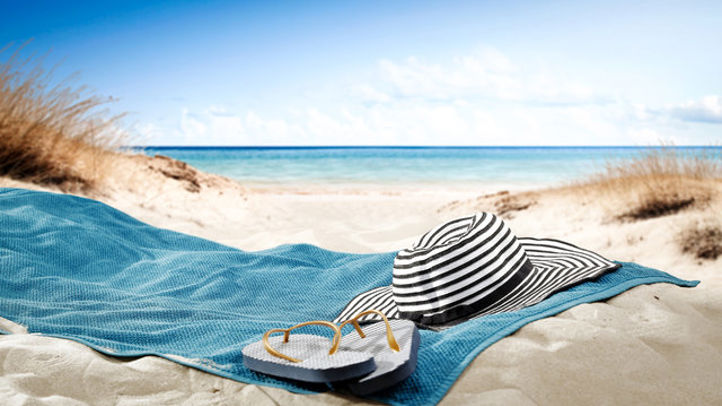 et par sandaler på en strand