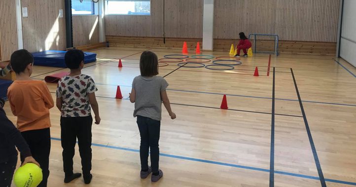 Barn i gymsalen